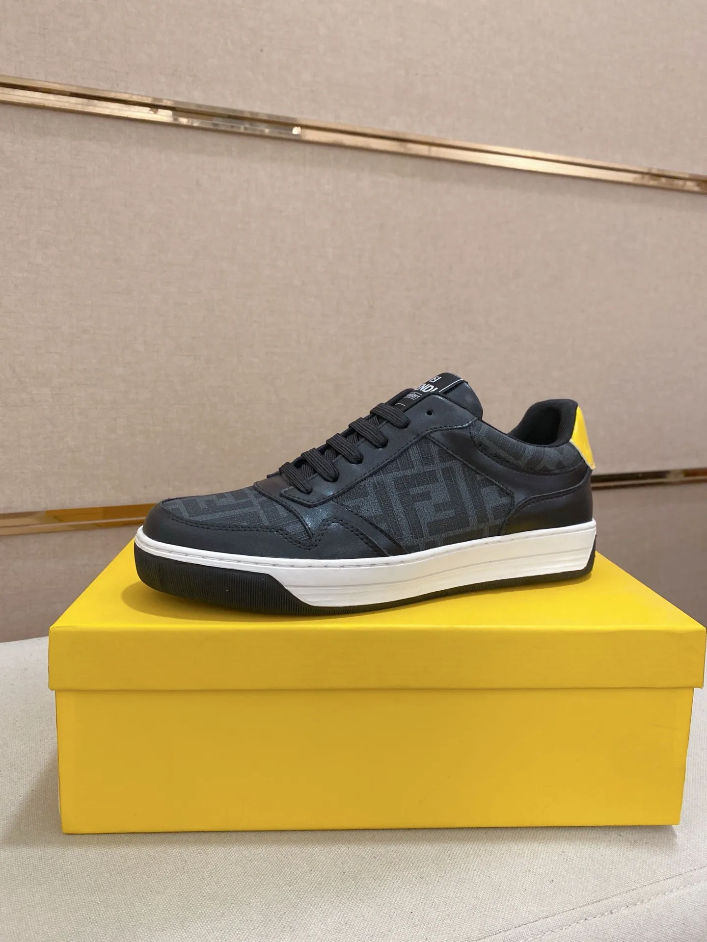 Men's shoes 💰 420💰 (FENDI) New style 👊🏻 upper 🇮🇹 imported cowhide fabric 🇩🇪 lining imported sheepskin lining. The original outsole is molded to highlight the identity of every man, and the upper foot is stable and stable🚶🏻🚶🏻The high-end custom counters reproduce the original version📯No matter the wind or rain, the shoe last remains unchanged and can withstand the verification of time🔍️,🔵 Size: 38-44 (45 is custom-made and cannot be returned or exchanged